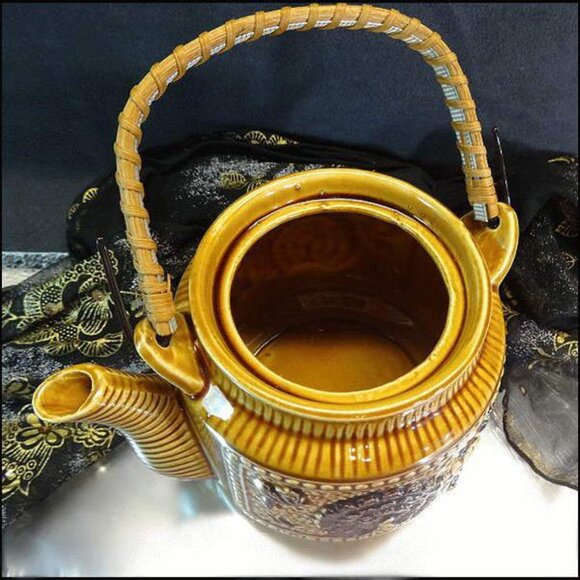 1960s Peacock Bird Vintage Teapot Honey Glass w Rattan Handle - Picture 8 of 10